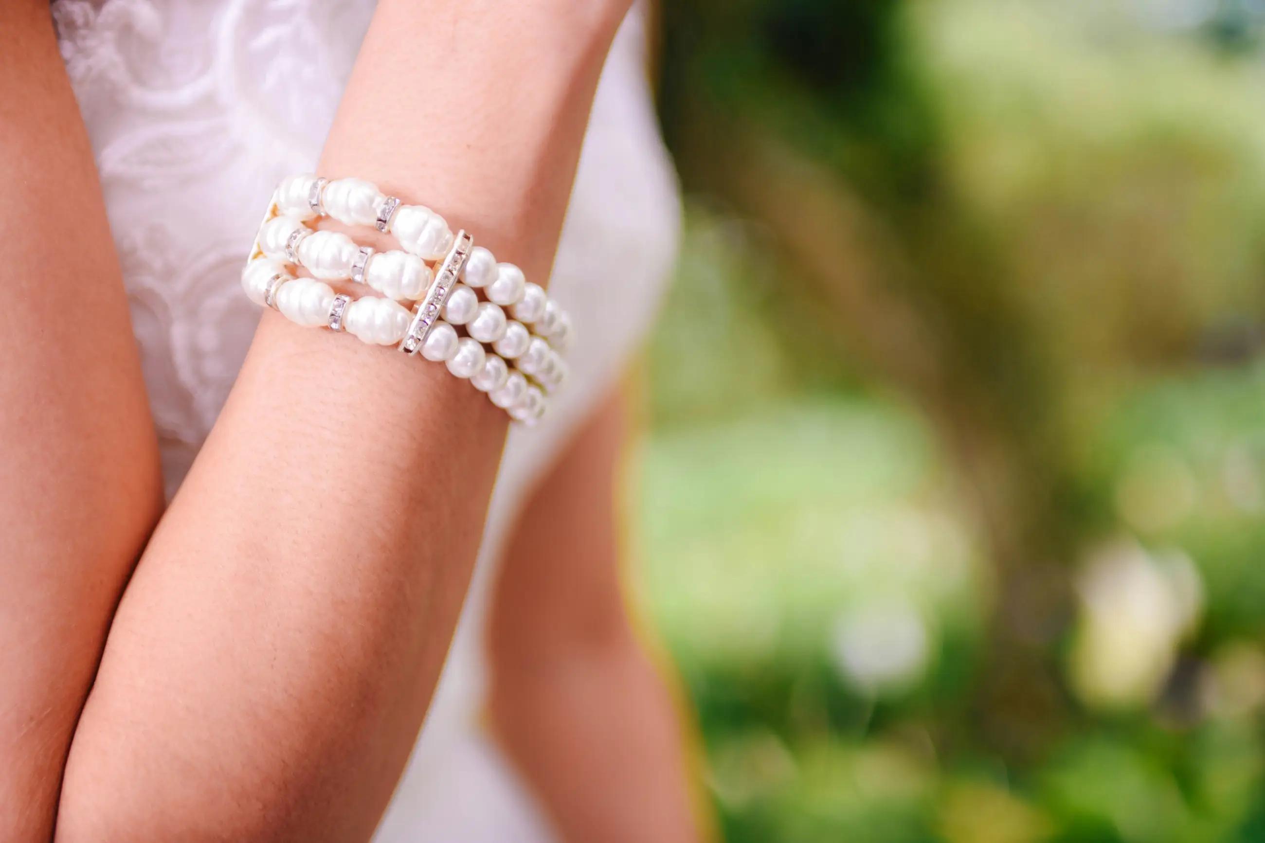 Simplicity in Elegance: Embracing Minimalist Accessories for Chic Brides Image